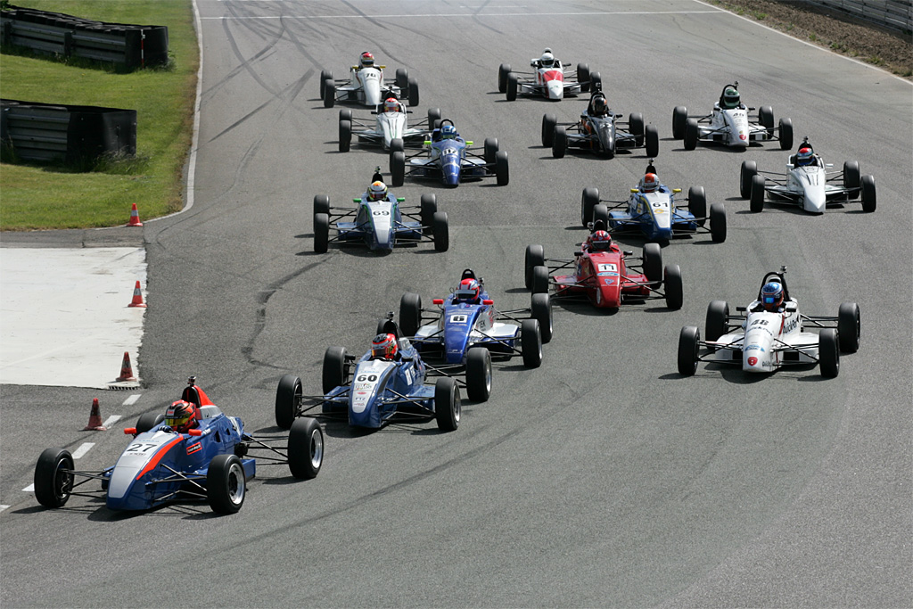 De danske Formel Ford-kørere starter på Karlskoga Motorstadion i et feltet på 25 biler
(Foto: Henning Smed / <A HREF=http://www.danskerbiler.dk/danskerchassiser/index.php TARGET=blank >DanskerBiler.dk</A>)